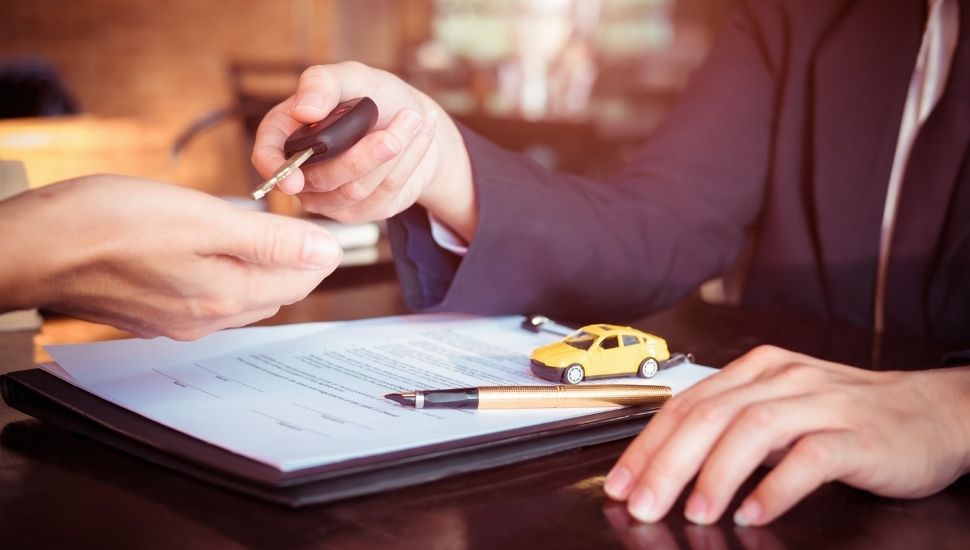 ¿Cuánto debo ganar para financiar un auto?