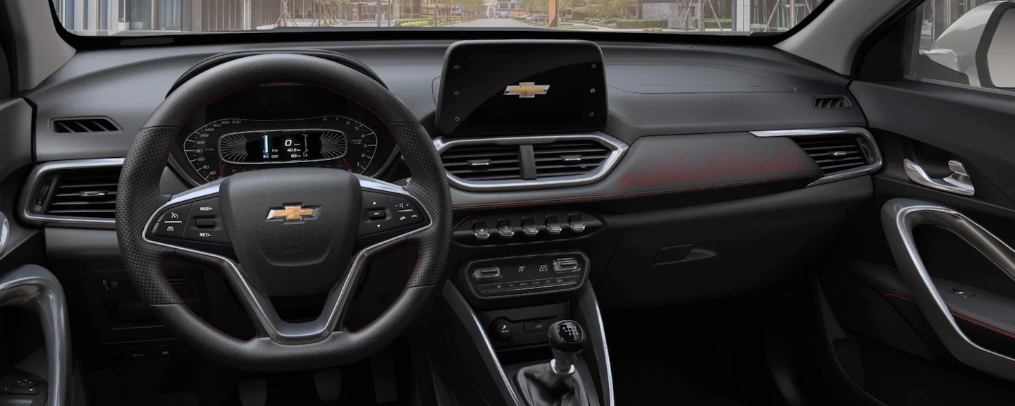 Tablero interior del Chevrolet Groove con volante multifunción y pantalla táctil central
