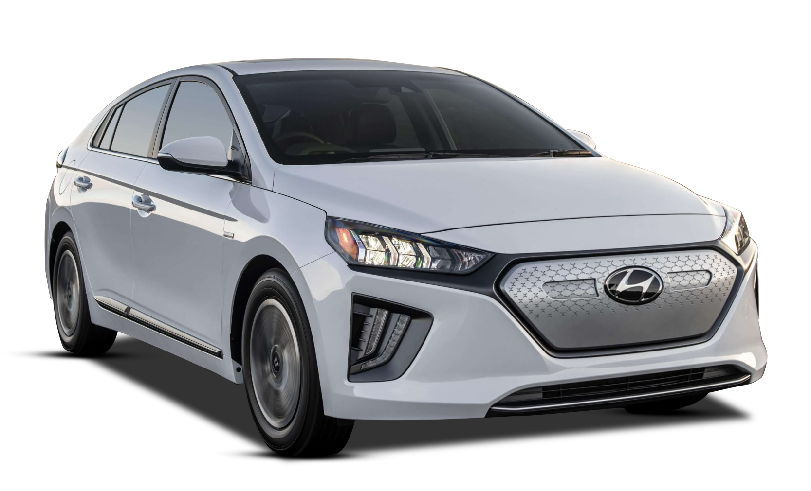 Hyundai Ioniq eléctrico color blanco visto de frente, con parrilla cerrada característica de vehículos eléctricos