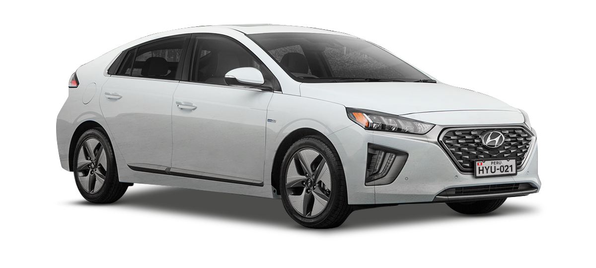 Hyundai Ioniq híbrido color blanco visto de frente en ángulo lateral, con placa HYU-021 de Perú, sobre fondo blanco