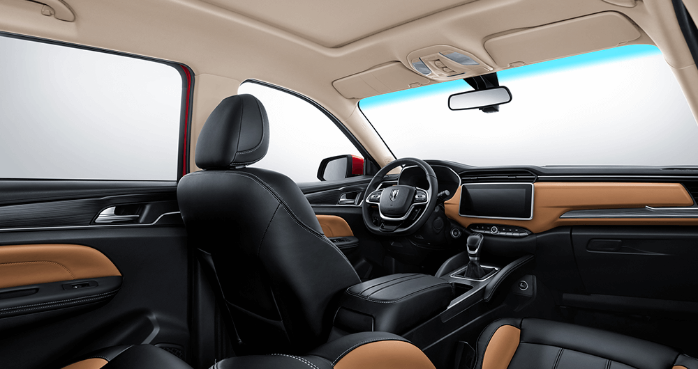 Interior del Jinbei Konect con asientos de cuero negro y caramelo, volante y pantalla central, techo panorámico abierto