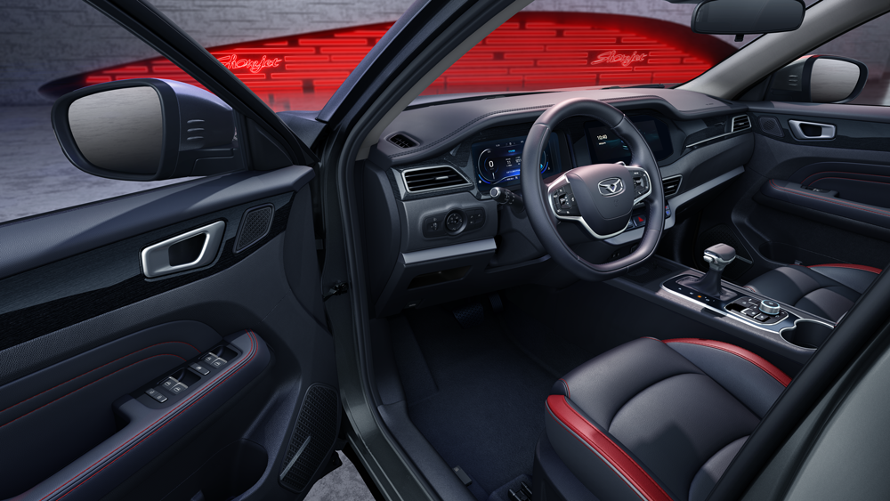 Interior deportivo del Karry X3 con puerta abierta, asiento rojo y negro y pantalla digital iluminada