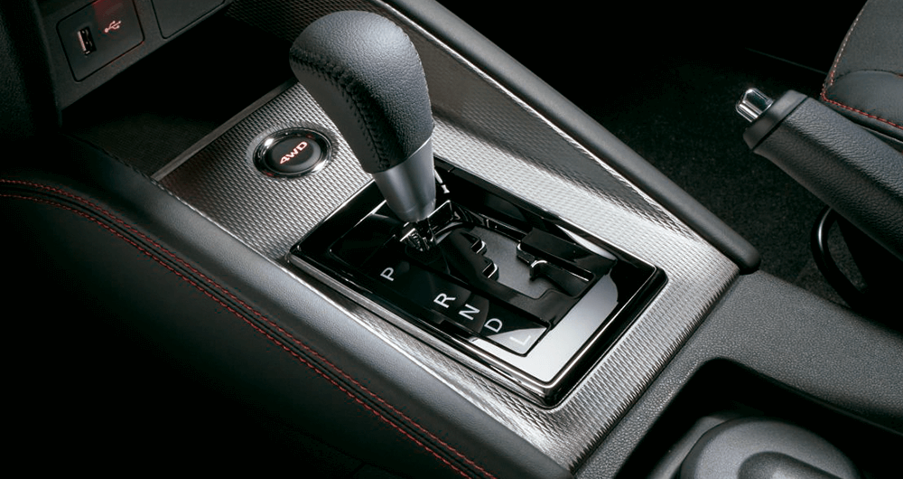 Palanca de transmisión automática con botón 4WD en consola central del Mitsubishi ASX