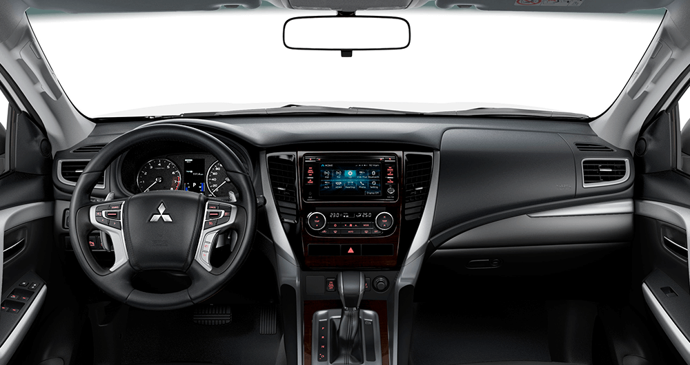 Interior del Mitsubishi Montero Sport con volante, tablero y pantalla táctil central en negro