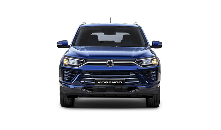 SUV SsangYong Korando azul vista frontal directa con faros LED encendidos y logo central en parrilla