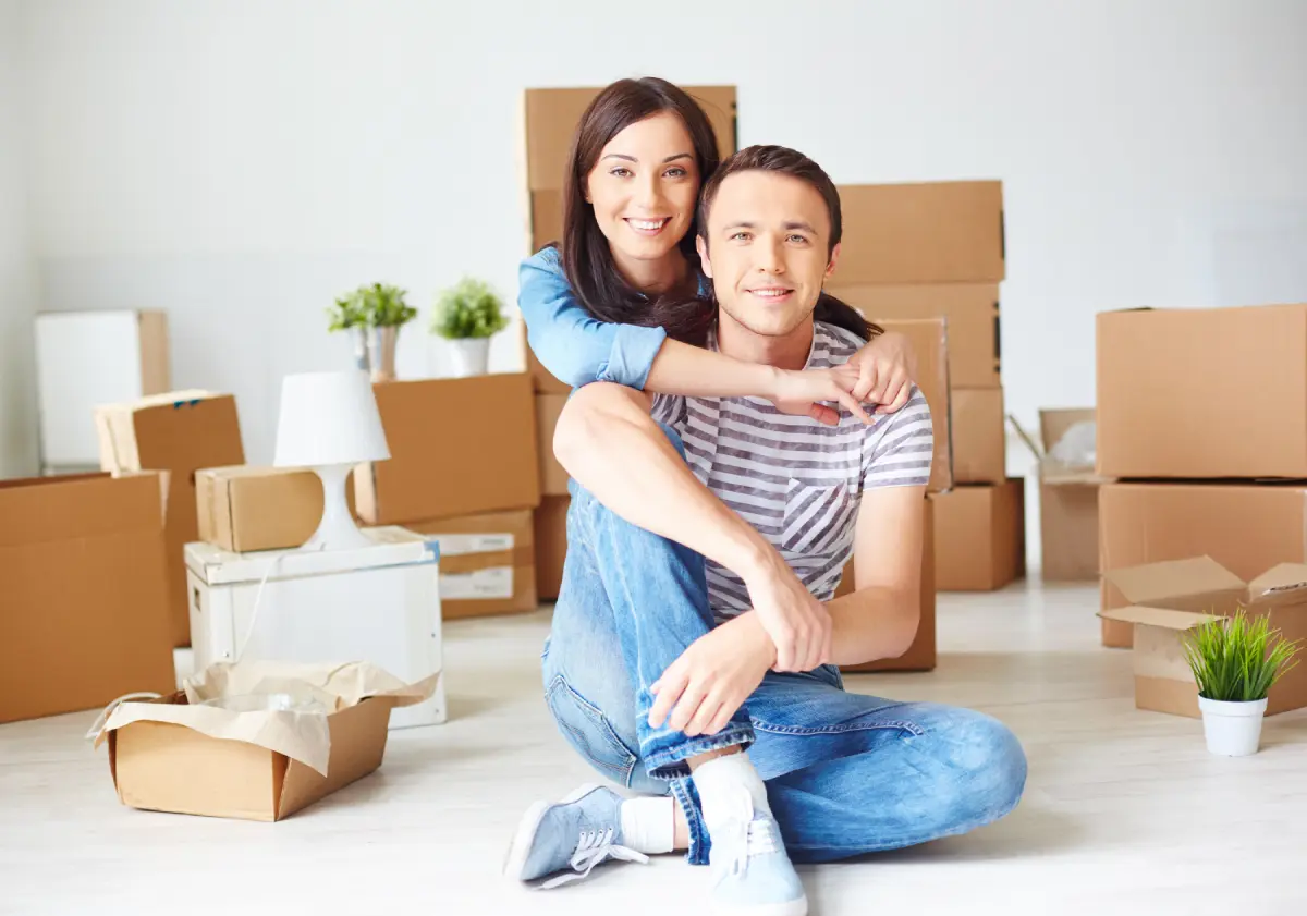 Pareja en hogar nuevo.
