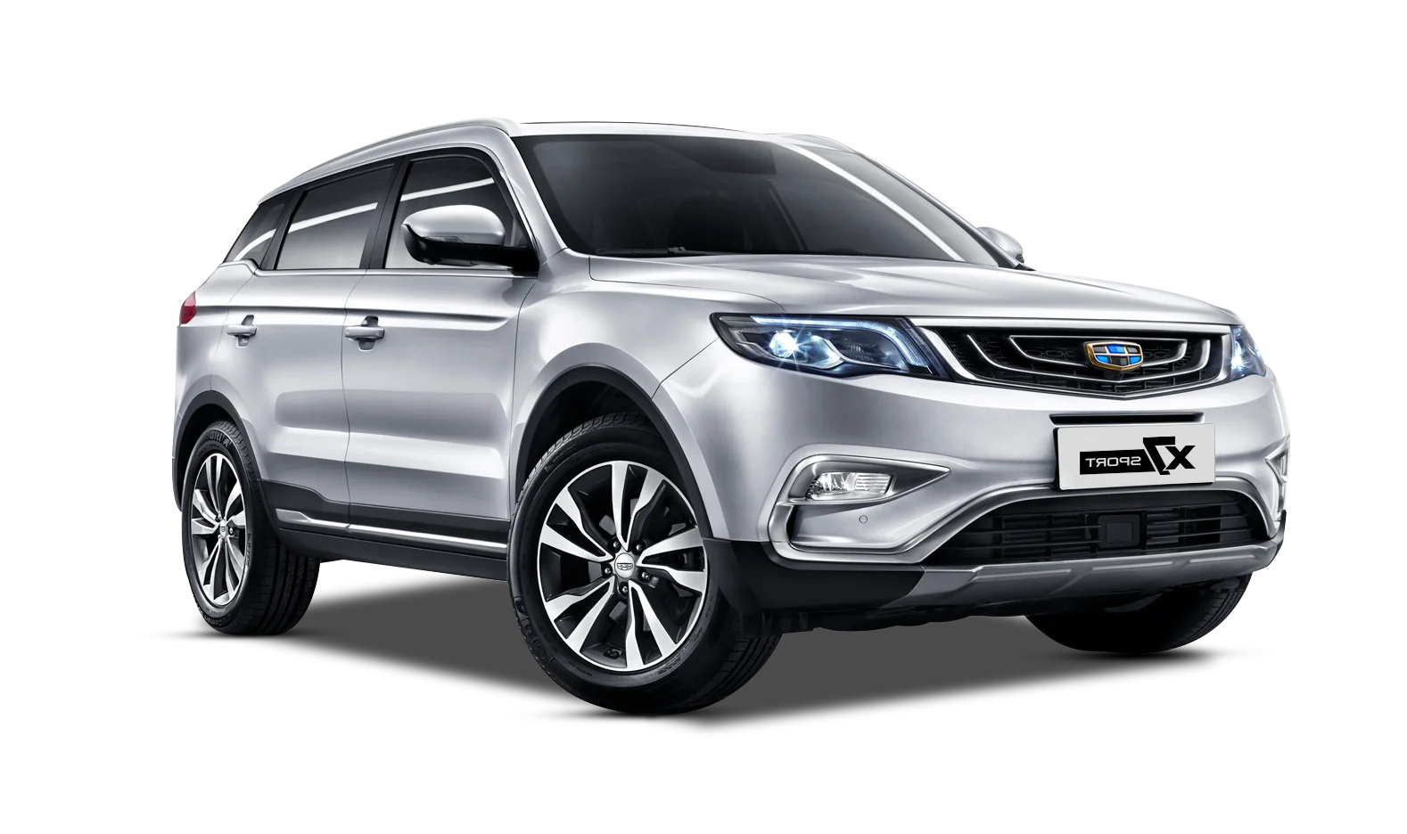 SUV Geely X7 Sport color plateado vista frontal tres cuartos sobre fondo blanco