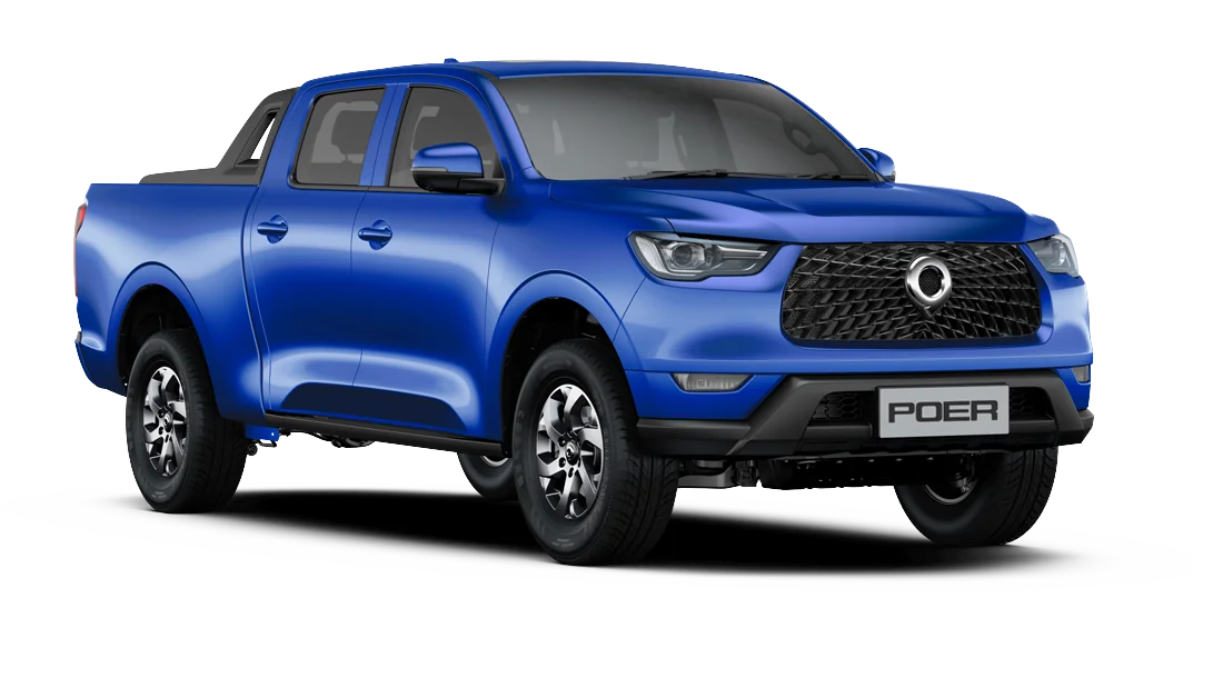 Camioneta pickup Great Wall Poer color azul eléctrico vista frontal tres cuartos sobre fondo blanco