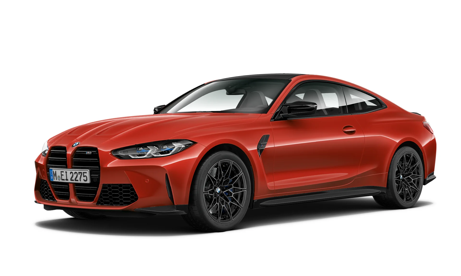 BMW M4 Coupé color rojo competición con techo negro visto de frente en ángulo tres cuartos sobre fondo blanco