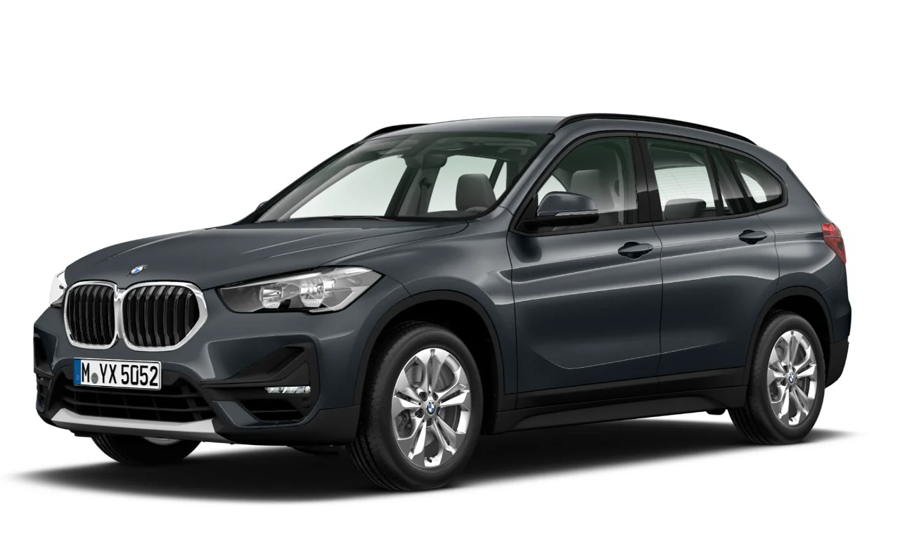 SUV compacto BMW X1 color gris oscuro vista frontal lateral sobre fondo blanco
