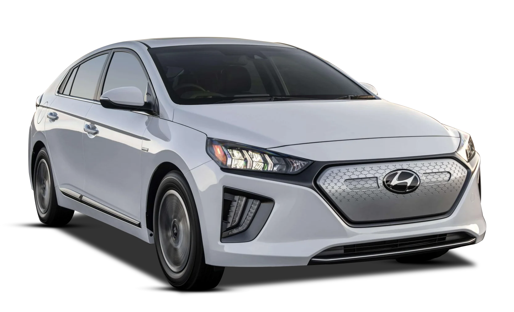 Hyundai Ioniq eléctrico color blanco visto de frente, con parrilla cerrada característica de vehículos eléctricos