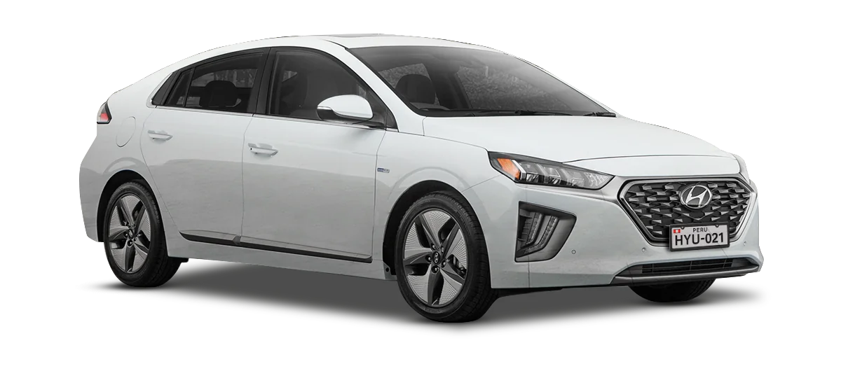 Hyundai Ioniq híbrido color blanco visto de frente en ángulo lateral, con placa HYU-021 de Perú, sobre fondo blanco