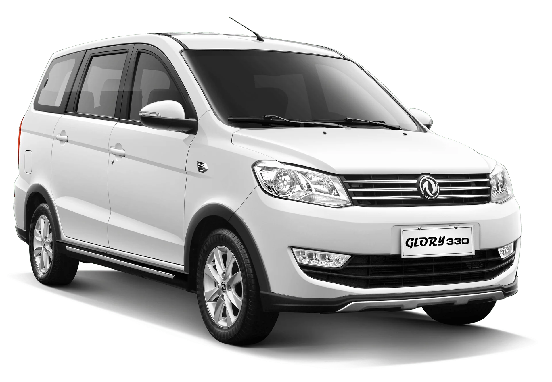 Minivan DFSK Glory 330 color blanco vista frontal tres cuartos sobre fondo blanco