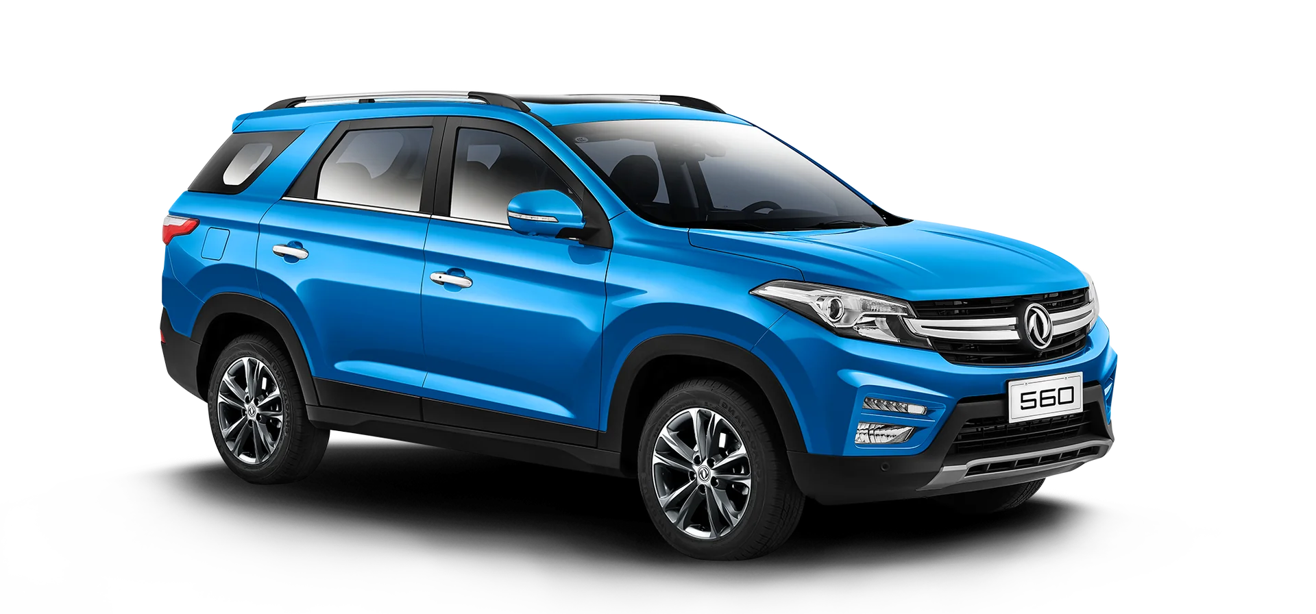 SUV DFSK Glory 560 color azul cielo vista frontal tres cuartos sobre fondo blanco