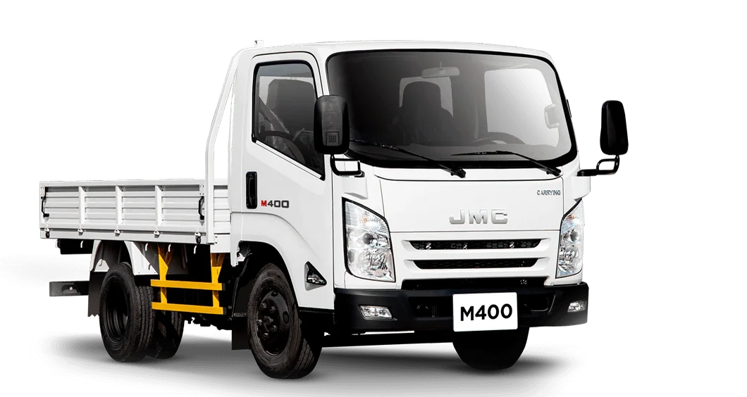 Camión JMC M400 cabina simple color blanco con plataforma de carga abierta, vista frontal en tres cuartos