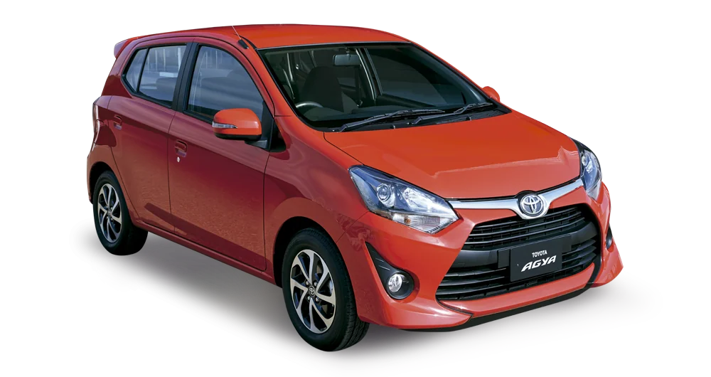 Toyota Agya color naranja vista frontal lateral sobre fondo blanco