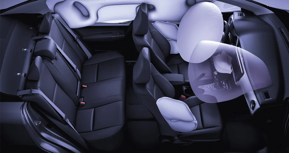 Interior Toyota con airbags laterales y de cortina desplegados, asientos de cuero negro en habitáculo completo