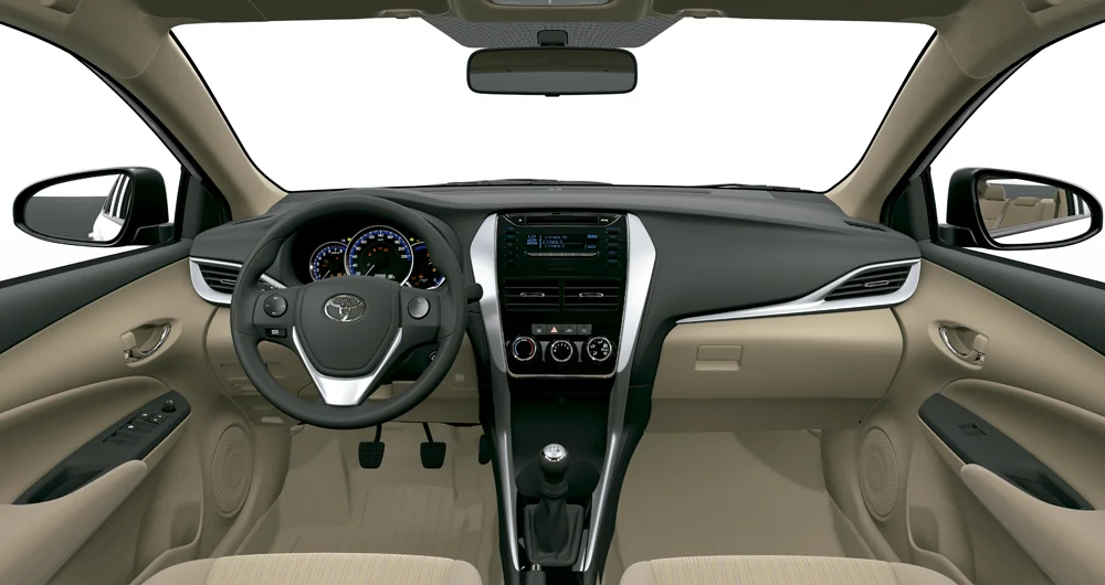 Tablero interior de Toyota con volante, panel de instrumentos y consola central en beige