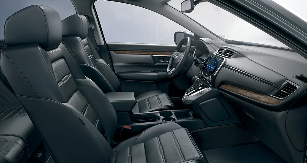 Interior Honda CR-V con asientos de cuero negro y consola central con pantalla táctil