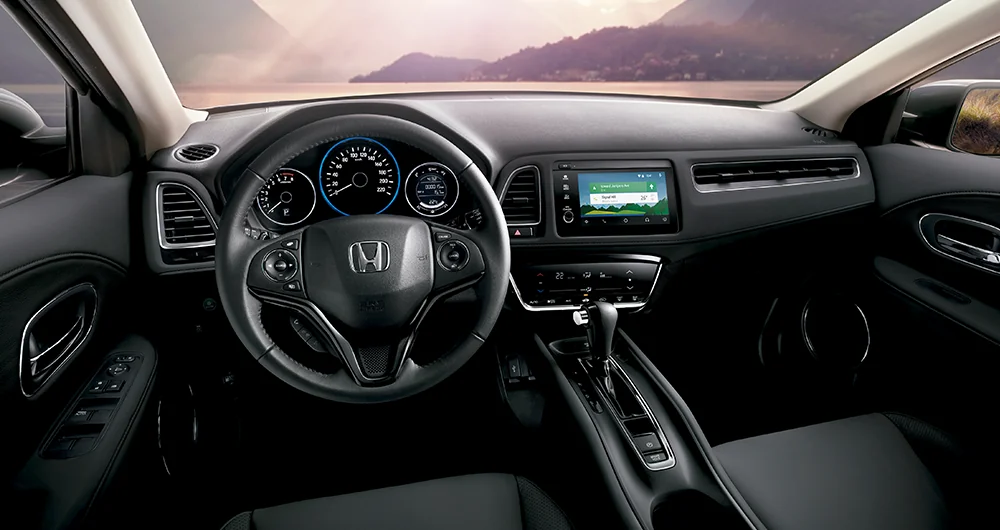 Interior Honda HR-V con tablero, volante y pantalla táctil con navegación