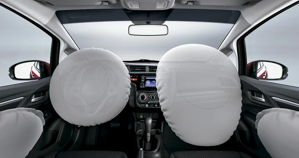 Airbags frontales y laterales desplegados en el interior del Honda WR-V mostrando sistema de seguridad