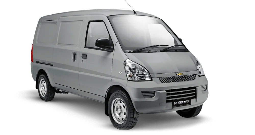 Chevrolet N300 Max color gris plata vista frontal lateral sobre fondo blanco