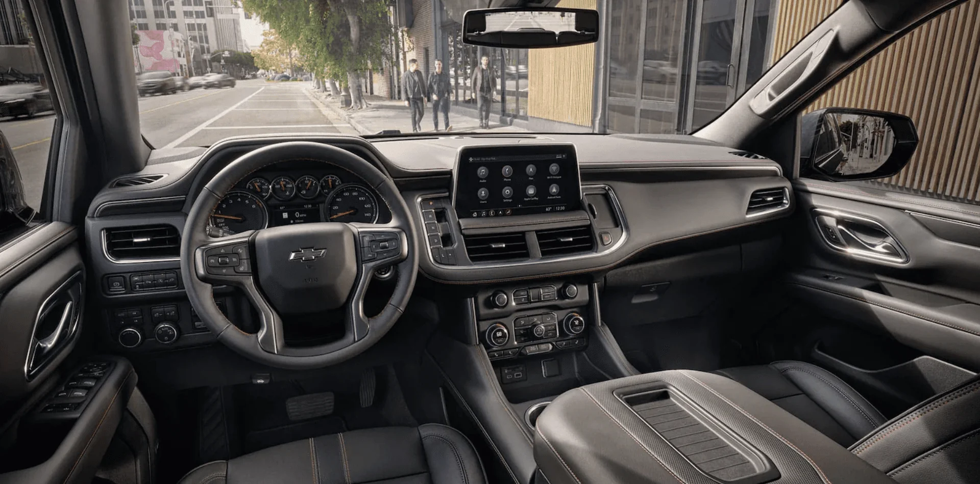 Cabina del Chevrolet Suburban All New con volante, tablero analógico y pantalla central táctil
