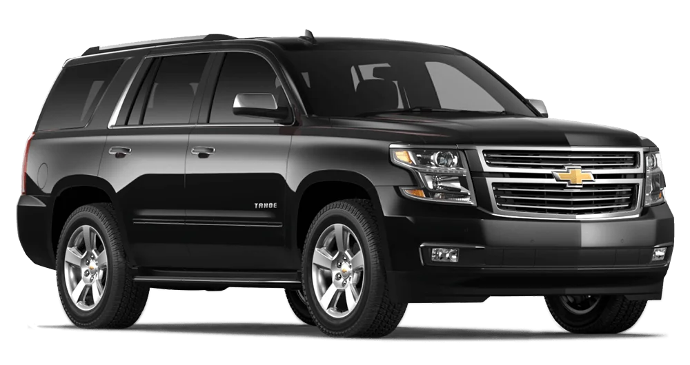 SUV grande Chevrolet Tahoe color negro vista frontal tres cuartos sobre fondo blanco
