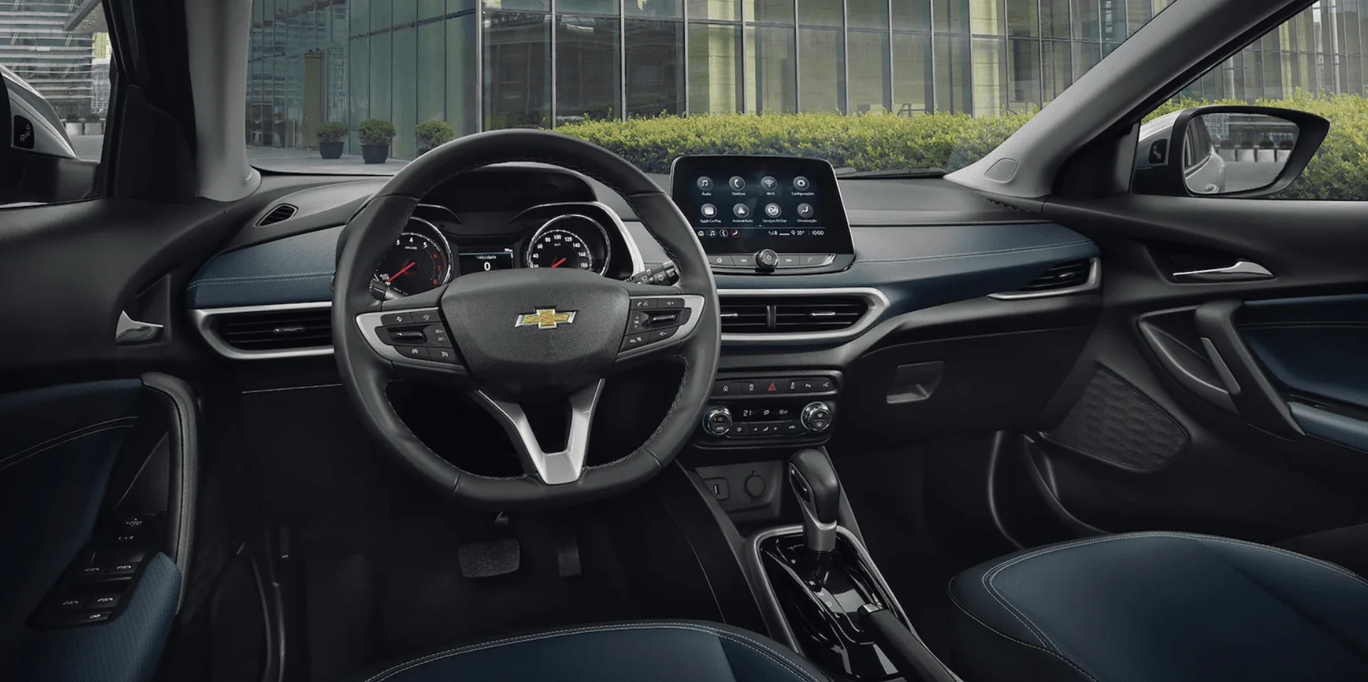 Interior del Chevrolet Tracker con volante deportivo, tablero digital y pantalla táctil central