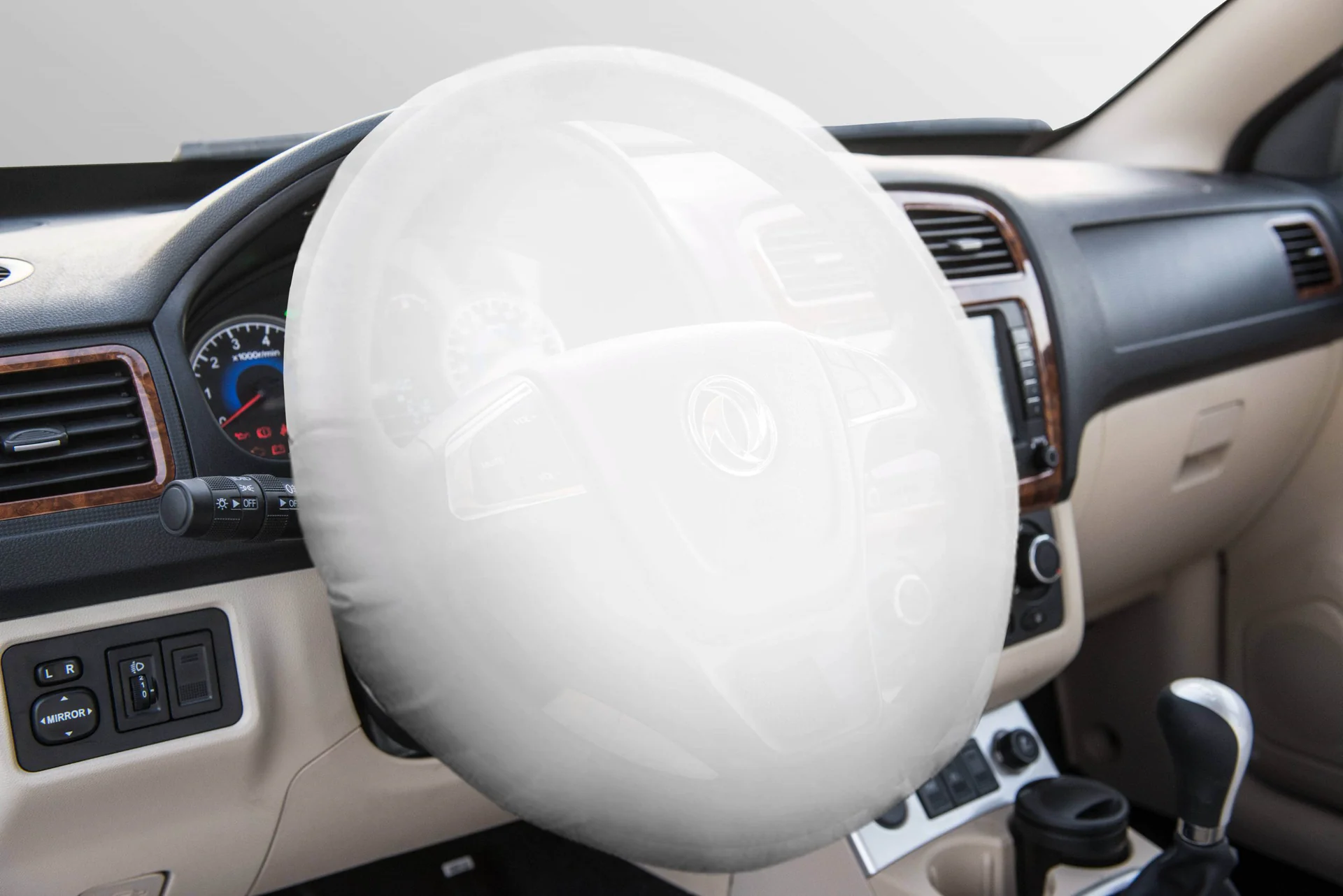 Airbag del conductor desplegado en el volante del DFSK Glory 330, interior beige visible al fondo