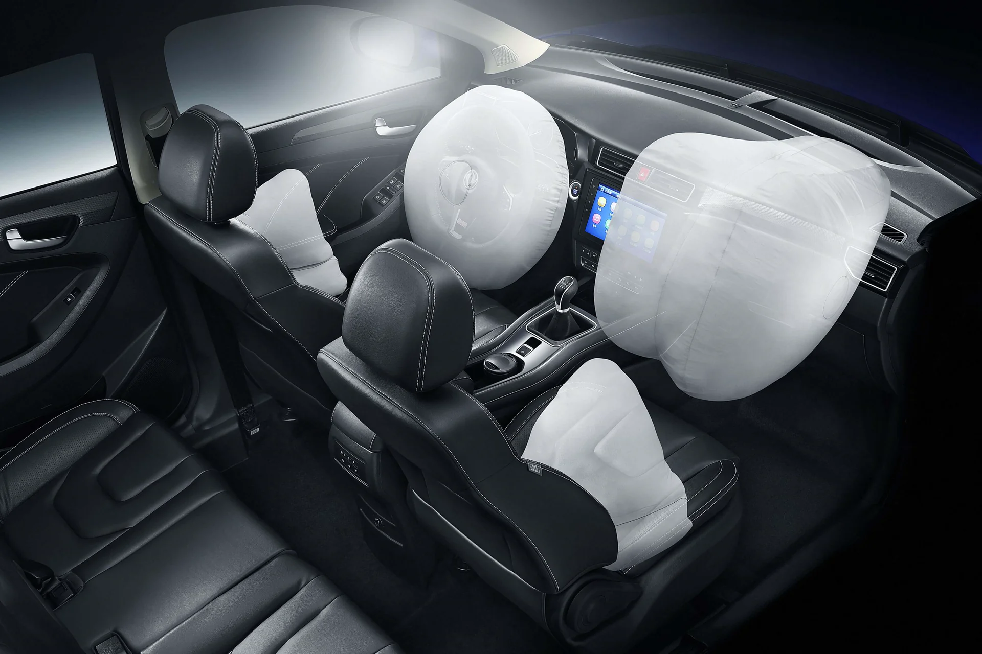 Interior del DFSK Glory 580 mostrando airbags delanteros y laterales desplegados en asientos de cuero negro