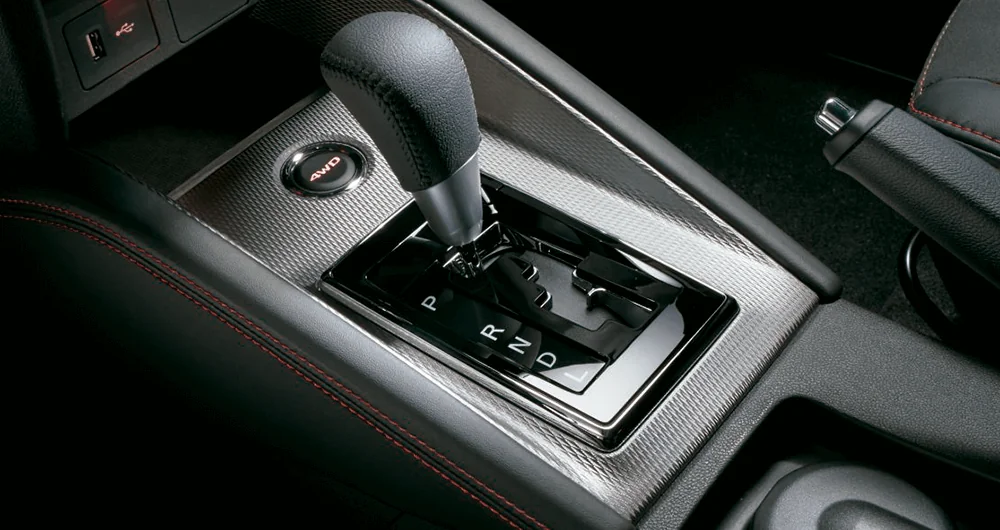 Palanca de transmisión automática con botón 4WD en consola central del Mitsubishi ASX