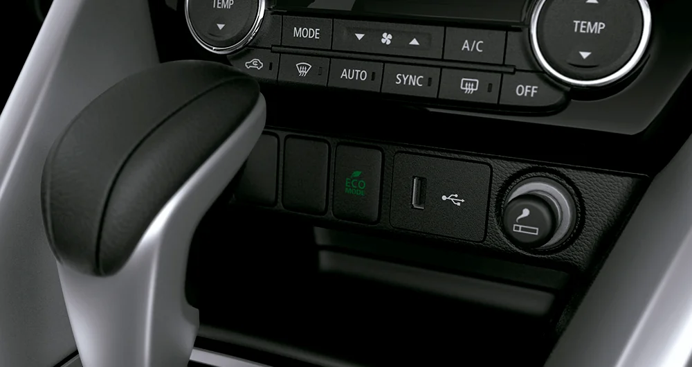 Consola central del Mitsubishi Eclipse Cross con botón Eco Mode, USB y control de climatización dual