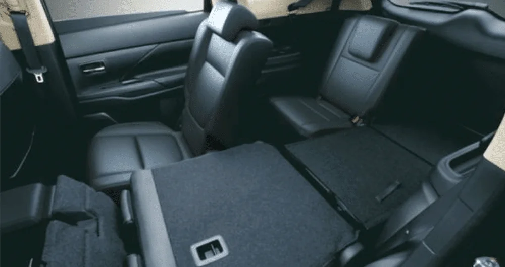 Asientos traseros rebatibles del Mitsubishi Outlander en cuero negro con amplio espacio de carga
