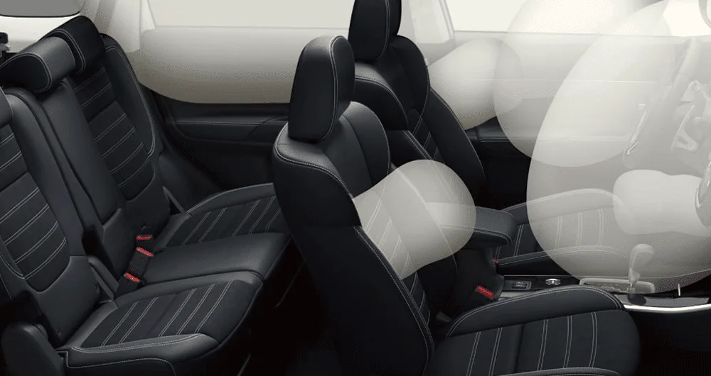 Vista lateral de asientos del Mitsubishi Outlander en cuero negro con airbags laterales desplegados