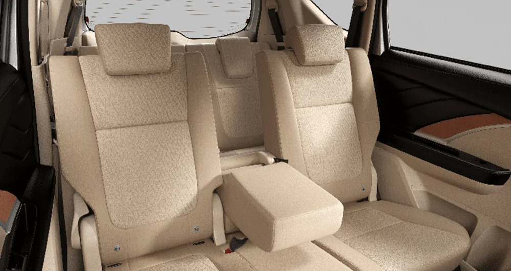 Asientos traseros del Mitsubishi Expander tapizados en beige con reposacabezas y cinturones