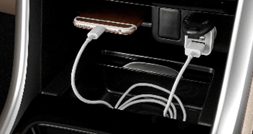 Consola central del Mitsubishi Expander con puertos USB y smartphone conectado con cable
