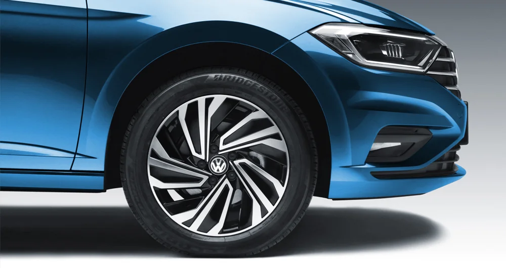 Rin de aleación y faro delantero del Volkswagen Jetta azul en detalle