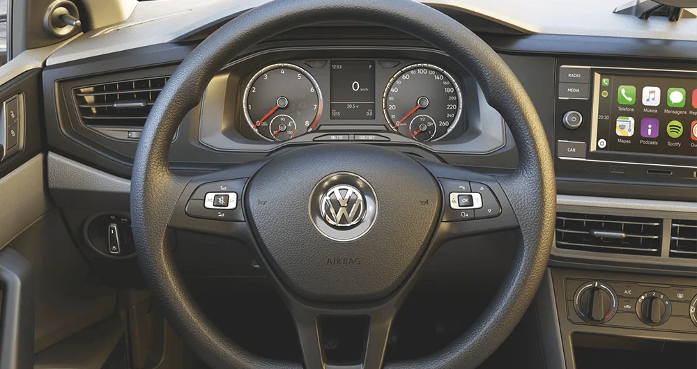 Volante y panel de instrumentos del Volkswagen Polo con pantalla táctil y Apple CarPlay