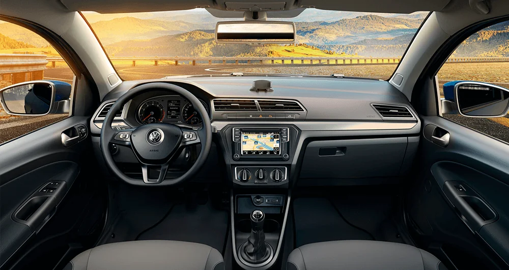 Tablero del Volkswagen Saveiro con volante, instrumentos y pantalla de navegación central