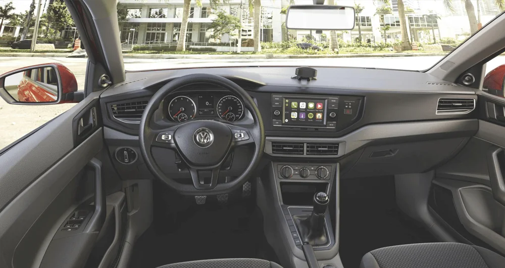 Tablero y volante del Volkswagen Virtus con pantalla táctil y panel de instrumentos