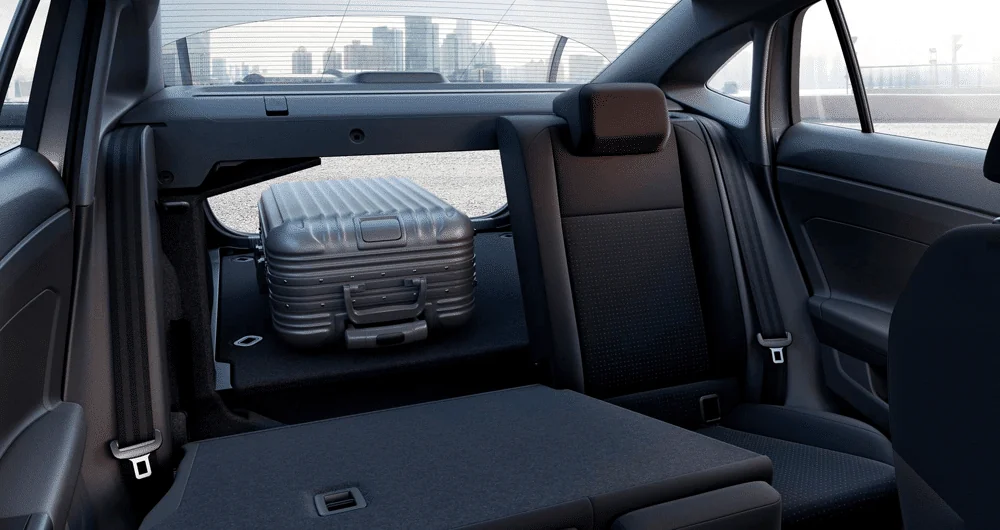 Interior del Volkswagen Virtus con maletero abierto mostrando maletín en el maletero