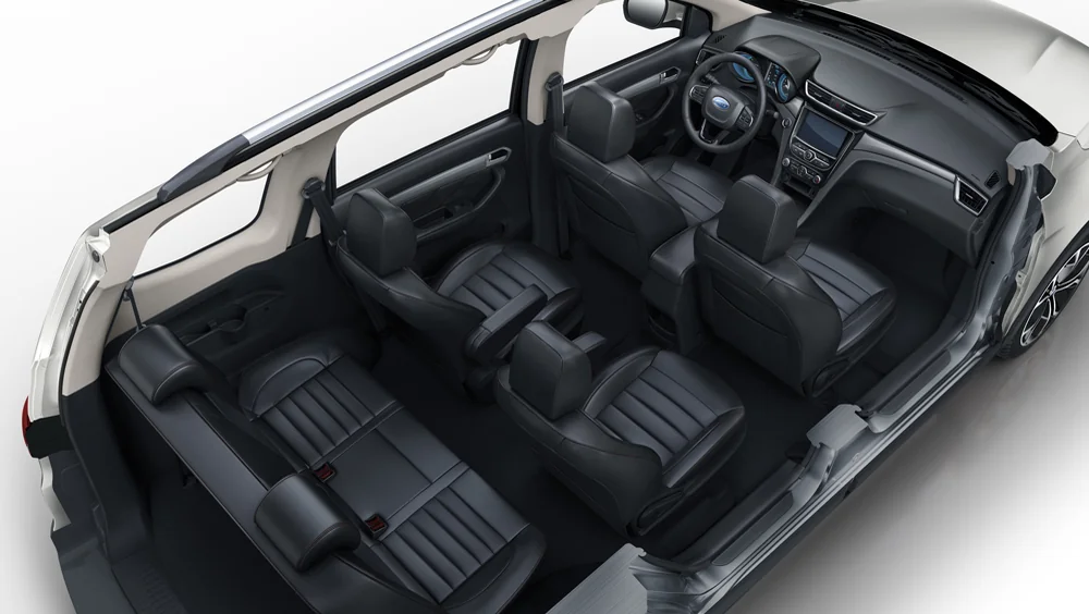 Interior de minivan Karry K60J con siete asientos de cuero negro en tres filas visto en perspectiva aérea