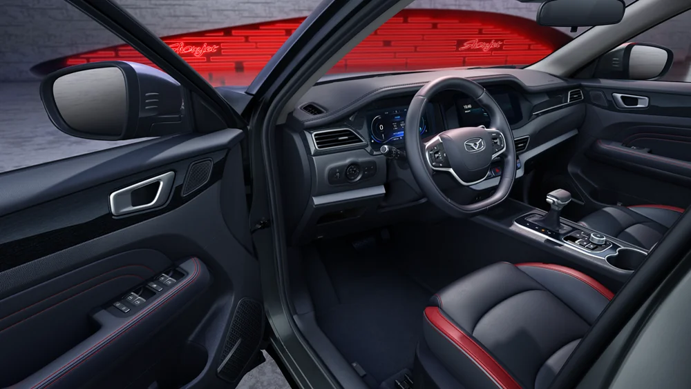 Interior deportivo del Karry X3 con puerta abierta, asiento rojo y negro y pantalla digital iluminada