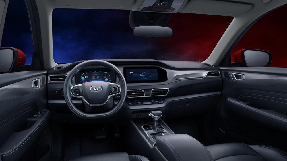 Interior del Karry X3 con tablero bicolor oscuro, volante multifunción y pantalla central encendida