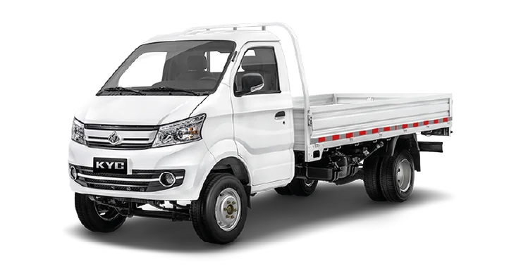Camioneta de carga KYC X5 blanca con baranda plana vista en tres cuartos frontal sobre fondo blanco