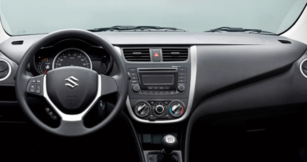 Tablero del Suzuki New Celerio con volante y sistema de audio central en cabina oscura