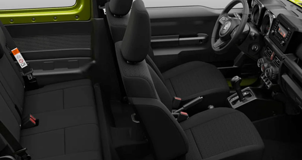 Interior del Suzuki Jimny verde con asientos negros y panel de control lateral
