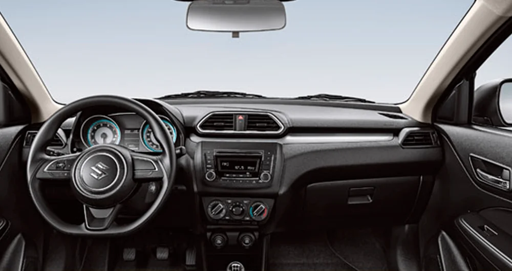 Tablero del Suzuki New Dzire con volante negro, instrumentos digitales y radio central