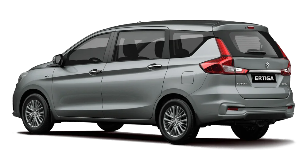 Suzuki Ertiga color gris plata vista trasera lateral sobre fondo blanco
